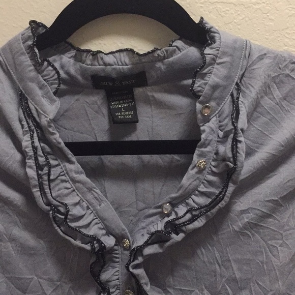 Beautiful NWOT blouse with rhinestone buttons. - Picture 4 of 8